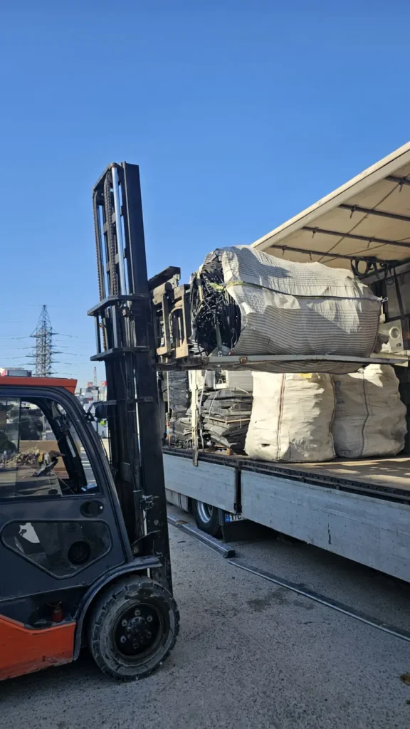 Stivuitor la încărcarea deșeurilor colectate pentru transport la tratare