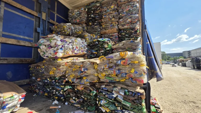 Baloți de ambalaje din plastic PET pentru reciclare