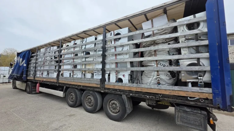 Semiremorcă încărcată cu echipamente electrice uzate colectate