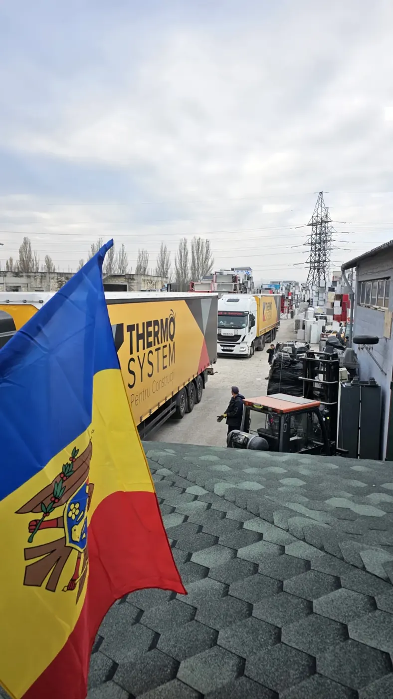 Drapelul Republicii Moldova pe platforma de colectare a deșeurilor