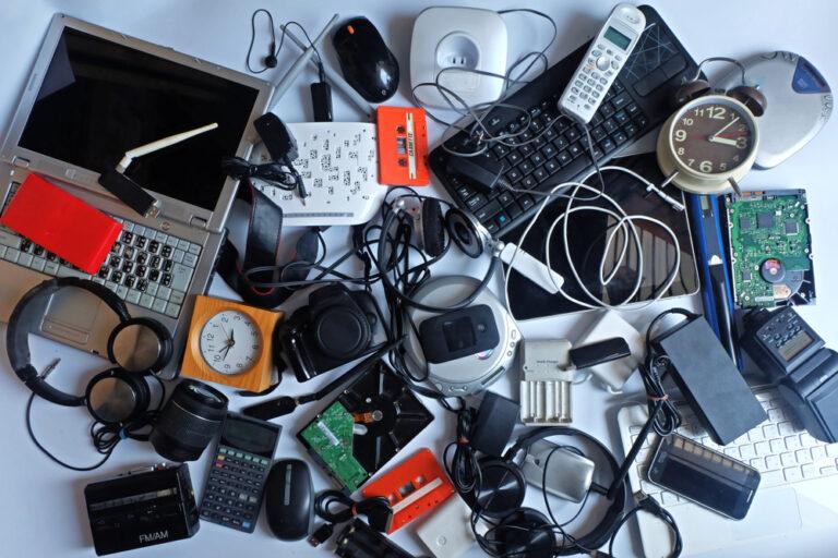 Cum scapi de echipamentele electrice și electronicele vechi?