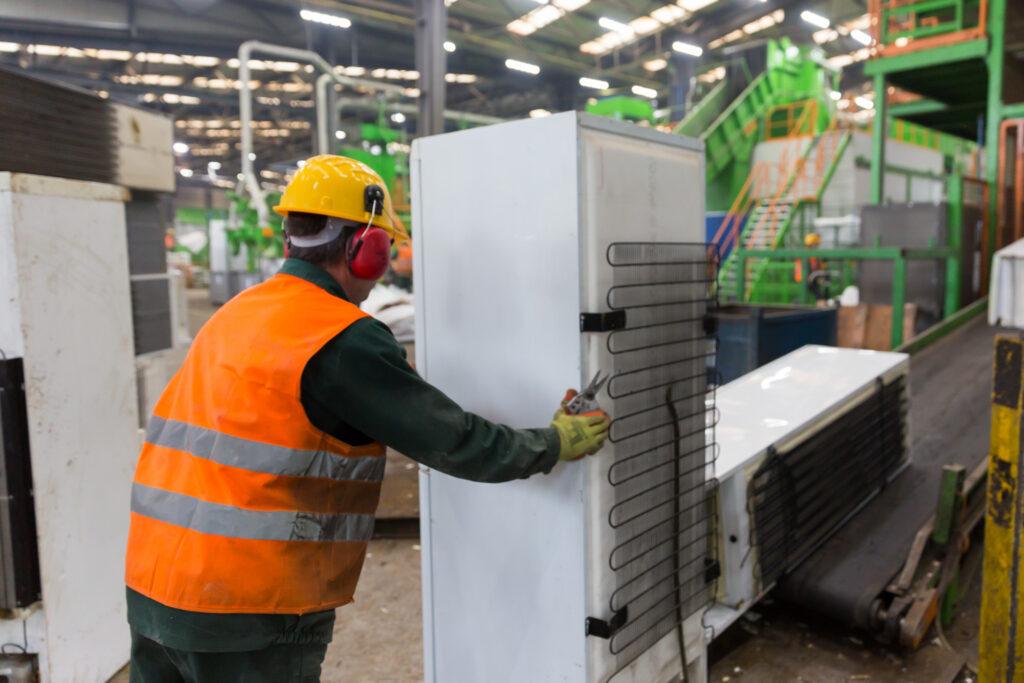 Vizită de lucru la cea mai mare fabrică de reciclare a deșeurilor de echipamente electrice și electronice GreenWEEE International din Buzău, România
