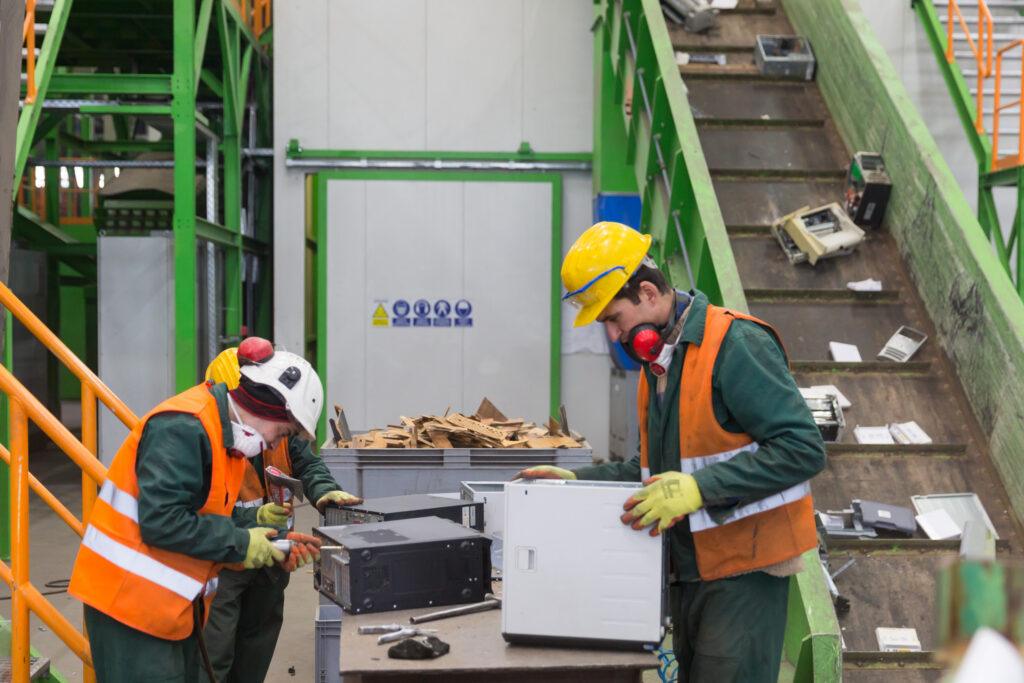 Vizită de lucru la cea mai mare fabrică de reciclare a deșeurilor de echipamente electrice și electronice GreenWEEE International din Buzău, România