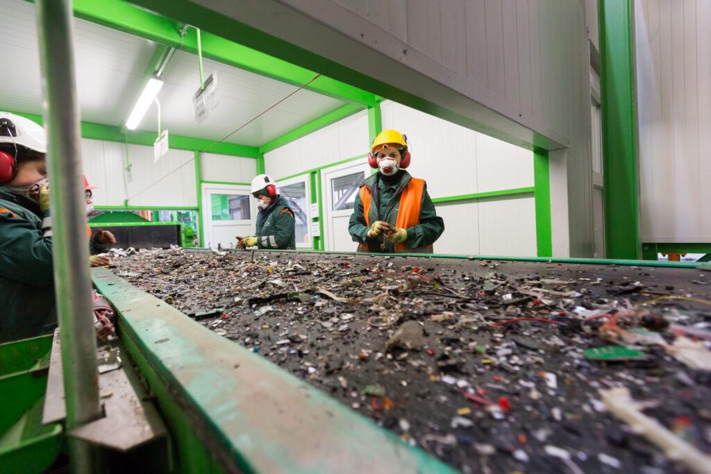 Vizită de lucru la cea mai mare fabrică de reciclare a deșeurilor de echipamente electrice și electronice GreenWEEE International din Buzău, România
